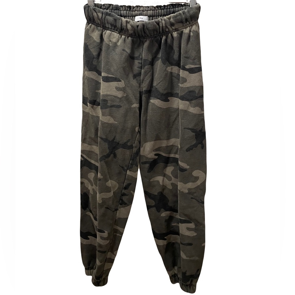 Tna Aritzia women’s size XS green camo sweatpants with elastic waist and cuffs